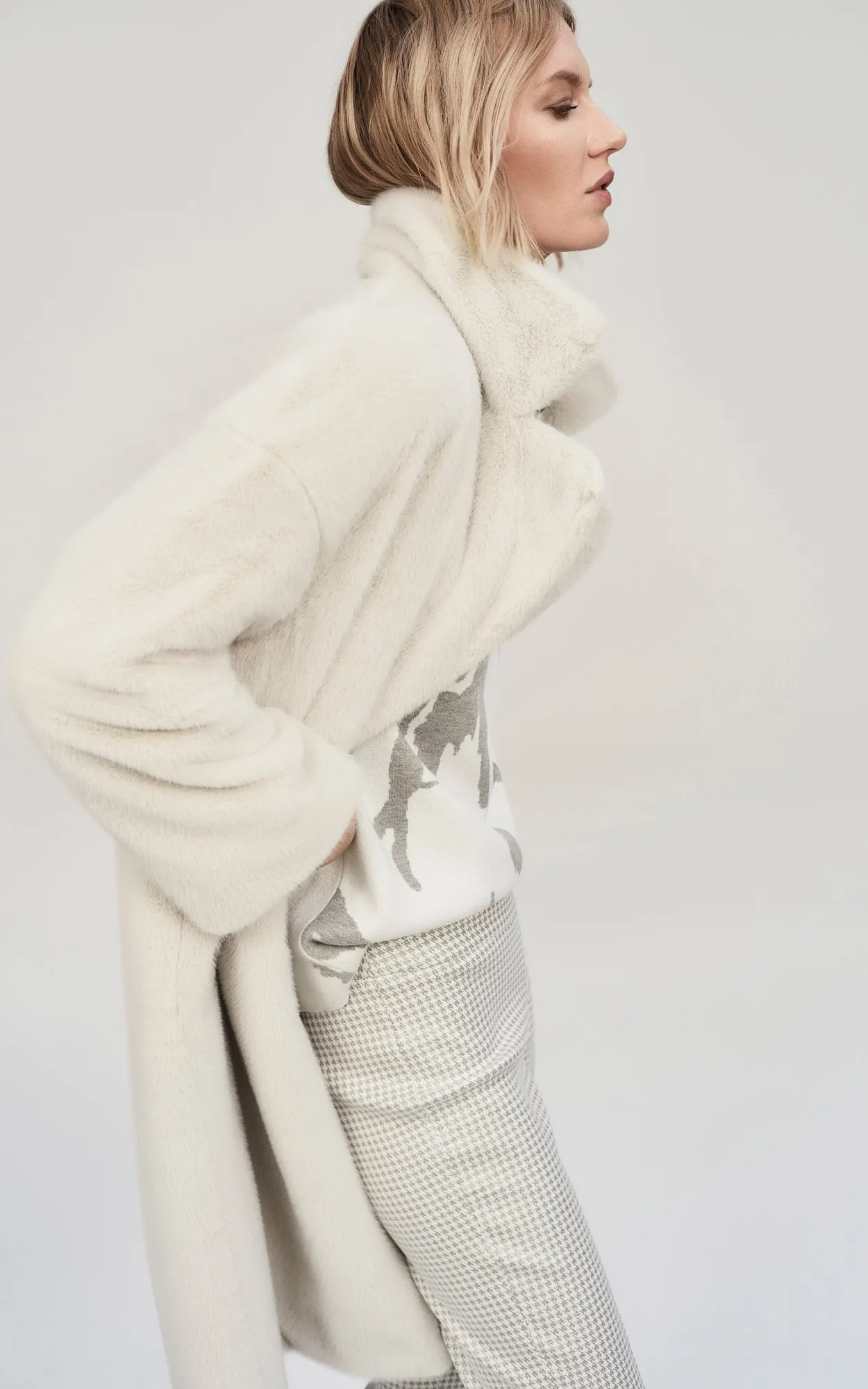 Joseph Ribkoff Manteau droit en fausse fourrure 243902